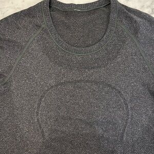 Lululemon short sleeve workout top; size 6